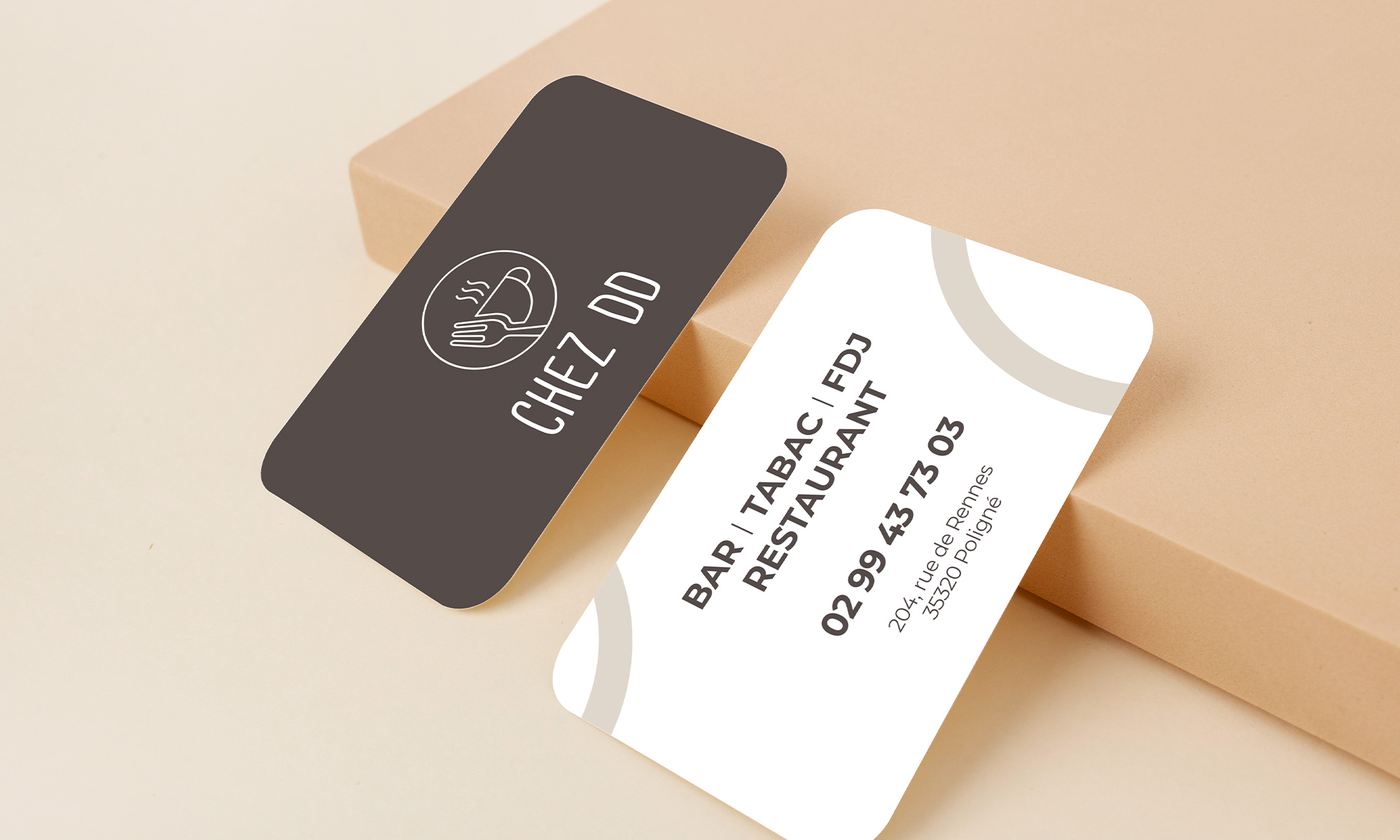 une carte de visiste aux couleurs du bar, sobre et chaleureux.