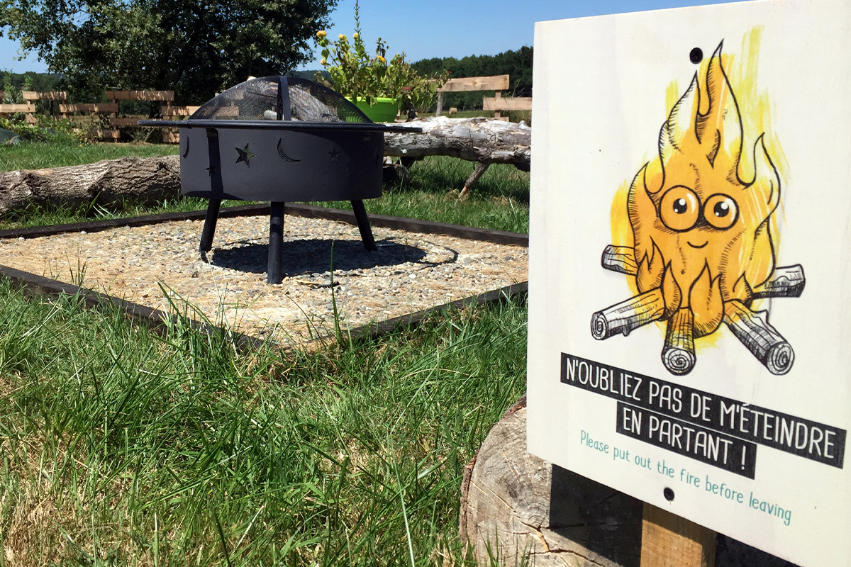 Illustrations personnalisées : l'image du feu permet de visualiser de loin l'emplacement du brasero et d'attirer l'attention sur le message de sécurité.